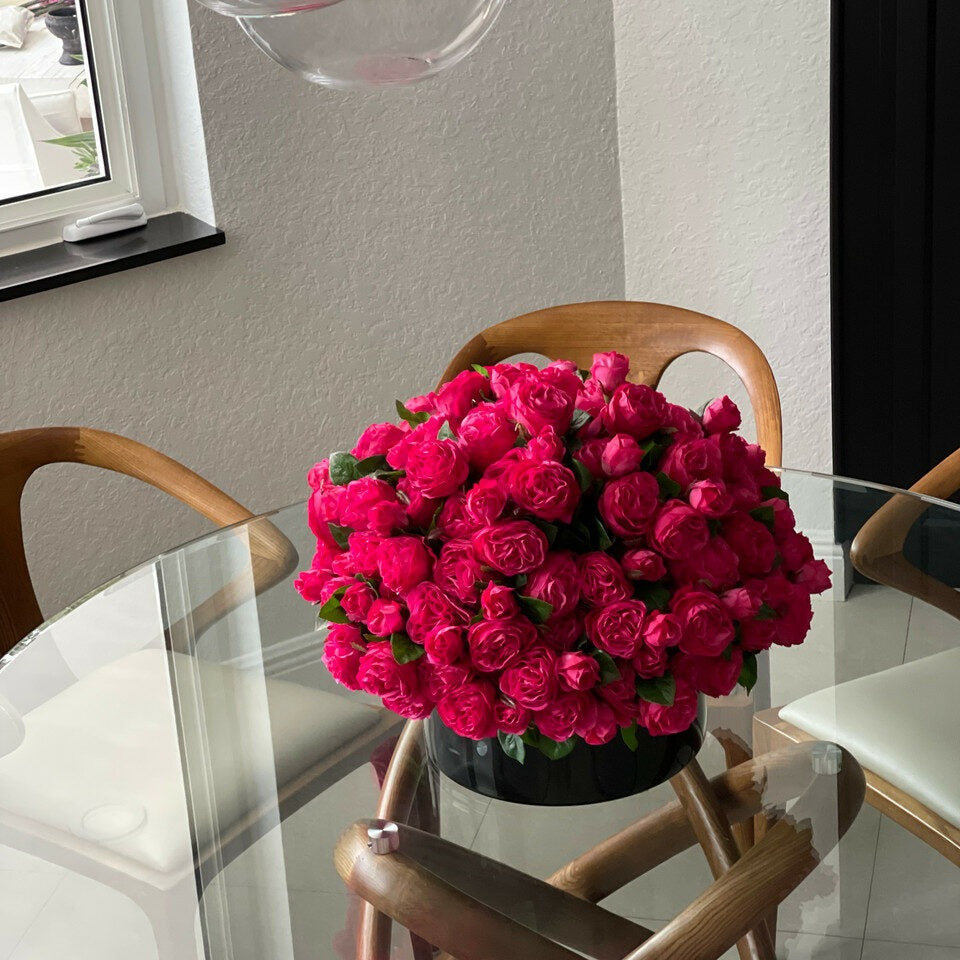 Dark Pink English Roses in Black Glass Vase – Evervale