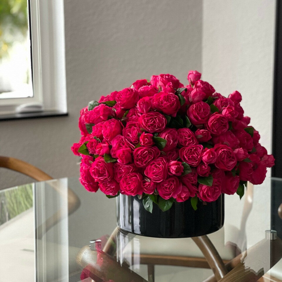 Dark Pink English Roses in Black Glass Vase – Evervale
